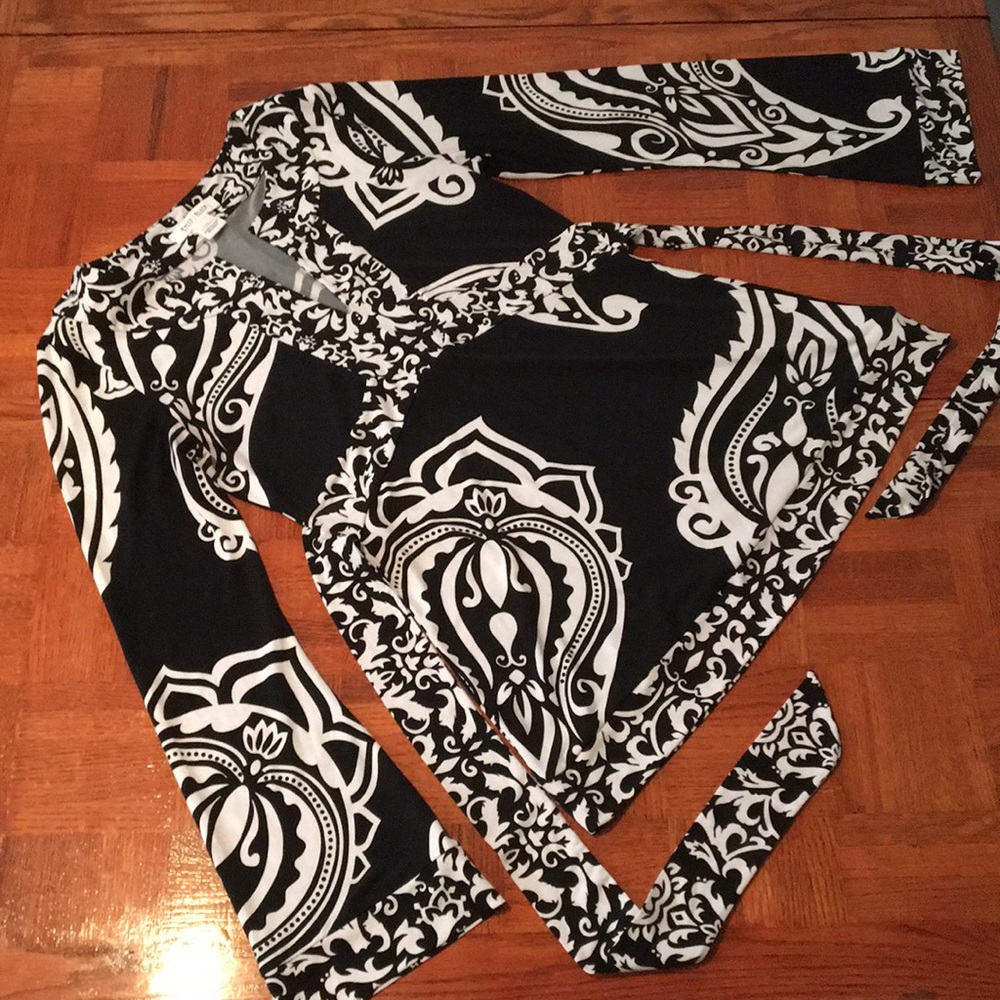 WHITE HOUSE BLACK MARKET bell sleeve tunic